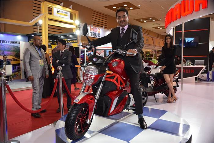 Okinawa showcases prototype OKI 100 motorcycle at Auto Expo 2018